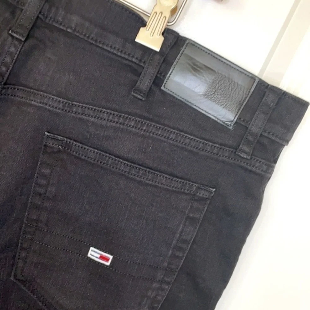 TOMMY HILFIGER | Men’s Black TOMMY JEANS Waist 36 Length 32.